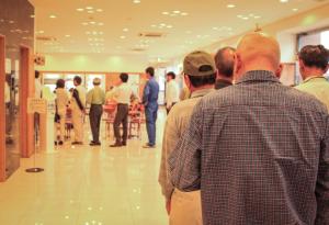 Учени от Харвард: Сменянето на опашката в магазина е лоша тактика