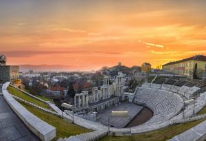 Започва проучването „80 момента, променили България“