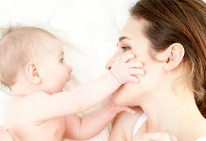 Бебетата виждат с ръцете си 