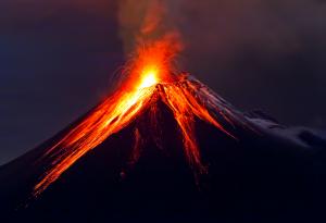 Красотата на изригващите вулкани в 20 страховити снимки