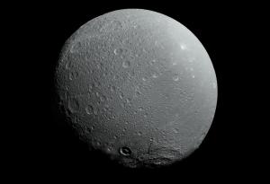 Диона, спътникът на Сатурн, е покрит със странни резки