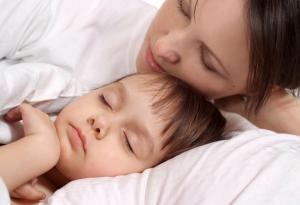 Проучване: самотните майки имат по-малко домашни задължения и спят повече