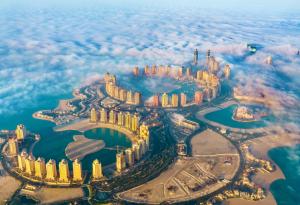 Температурите в Катар са толкова високи, че вече използват климатици и на открито