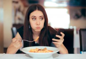 Откриха връзка между смартфоните и психичните проблеми