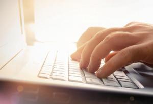 Студенти обучават възрастни хора на дигитални умения и киберсигурност