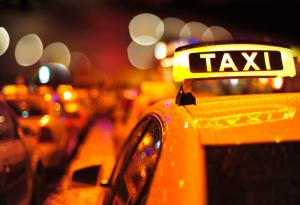 Пастор таксиджия приема изповеди в движение
