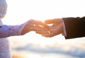 Защо носим сватбения пръстен на безименния пръст?