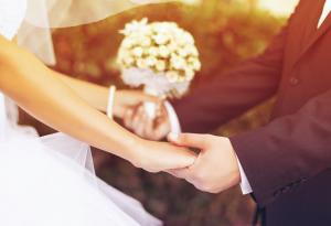 Куче снима сватбата на младоженци и резултатът е по-добър от повечето подобни клипове 