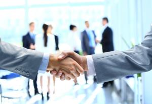 Когато се запознаят с вас, хората ви преценяват по 2 основни критерия