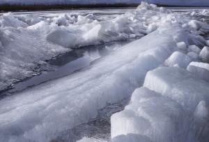 Гигантски снежни топки мистериозно се появиха на плаж в Сибир