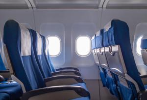 Защо местата ни в самолета не са едно до друго