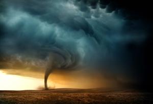 Видео: Торнадо, дъга и облаци