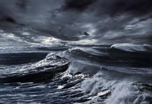Видео: Кораби се борят с океански бури