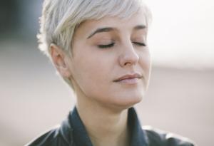 Неутралното изражение на лицето ви прави да изглеждате по-млади