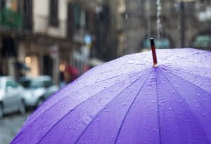 Дрон с чадър ви пази от дъжда 