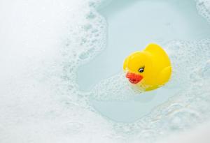 Учени: Гумените патета за вана са пълни с бактерии!