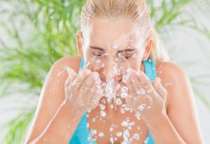 Мийте лицето си с газирана вода, за да сте още по-красиви