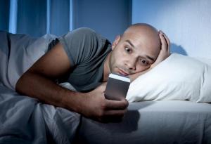 Ето какво се случва с тялото ви, ако проверите смартфона си преди лягане
