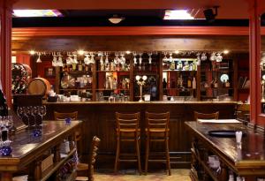 Собственик на бар във Великобритания построи Фарадеев кафез, за да спре използането на мобилни телефони