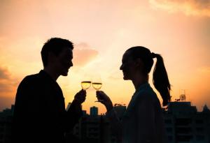 Науката обяснява: Как да започнете разговор с човек, който ви привлича