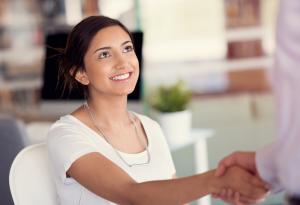 Знаете ли защо стои буквата "R" в "Mrs."?