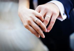 Защо носим сватбения пръстен на безименния пръст?