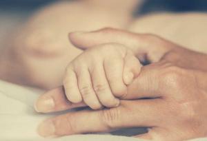 Лекари разделиха близнаци с общи части от мозъка