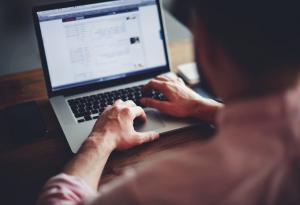 Какво се случва в мозъка, когато решаваме какво да споделим в интернет?