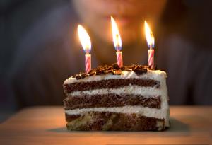 Този малчуган не успява да духне свещичката. Но баща му открива идеалното решение