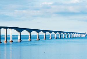 19 ноември 1996 г. – Построен е най-дългият мост над ледовити води