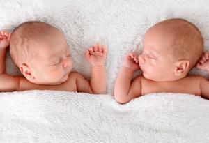 Видео: 10 сладки бебета-близначета