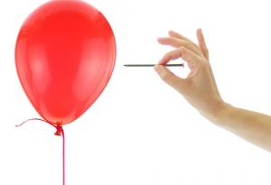 Ето как балон се допира до десетки пирони, без да се пукне