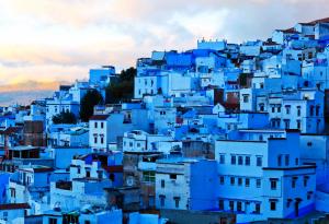 Сякаш небето е изкъпало в синевата си този стар град в Мароко