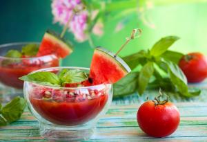 Какво да ядем, ако не можем да изпием 8 чаши вода през деня