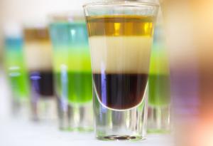 Забавни експерименти: Шарена черга в чаша