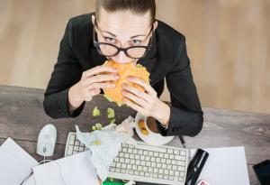 5 често срещани причини, поради които пълнеете в офиса