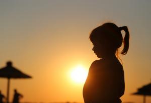 Лекари възстановиха мозъчните функции на 2-годишно момиченце, което едва не се удавило в басейн