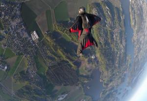 Видео: мъж лети без парашут и се приводнява