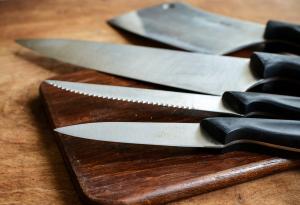 Мъж гълта 40 ножа