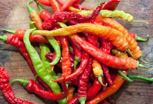 Защо някои сортове чушки са люти