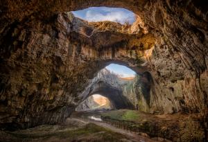 Фоторазходка до Деветашката пещера - една от най-красивите в България