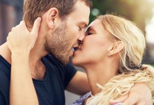 Науката се произнесе: жени, които се целуват често, горят повече калории