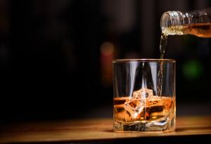 Станете истински уиски-сноб, като добавяте капки вода към питието си