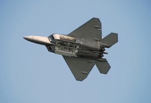 Видео: Изтребителят F-22 Raptor в действие