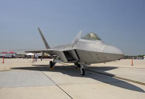 Свръхмодерен американски изтребител F-22 Raptor е “приземен” от рояк пчели