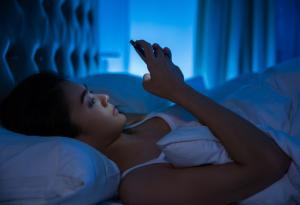 Потребители преживяват „временна слепота“, след като си проверяват телефона в леглото