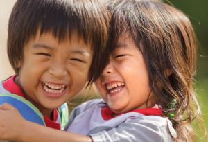 Ето как децата в Тайланд започват училищния ден