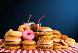 Защо някои хора не пълнеят от вредна храна? Учените отговарят