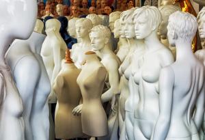 Неомъжена жена прекарва 14 години със семейство манекени, за да докаже гледната си точка