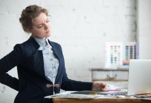 3 бързи и лесни упражнения, които ще облекчат болките от целодневното седене на бюро